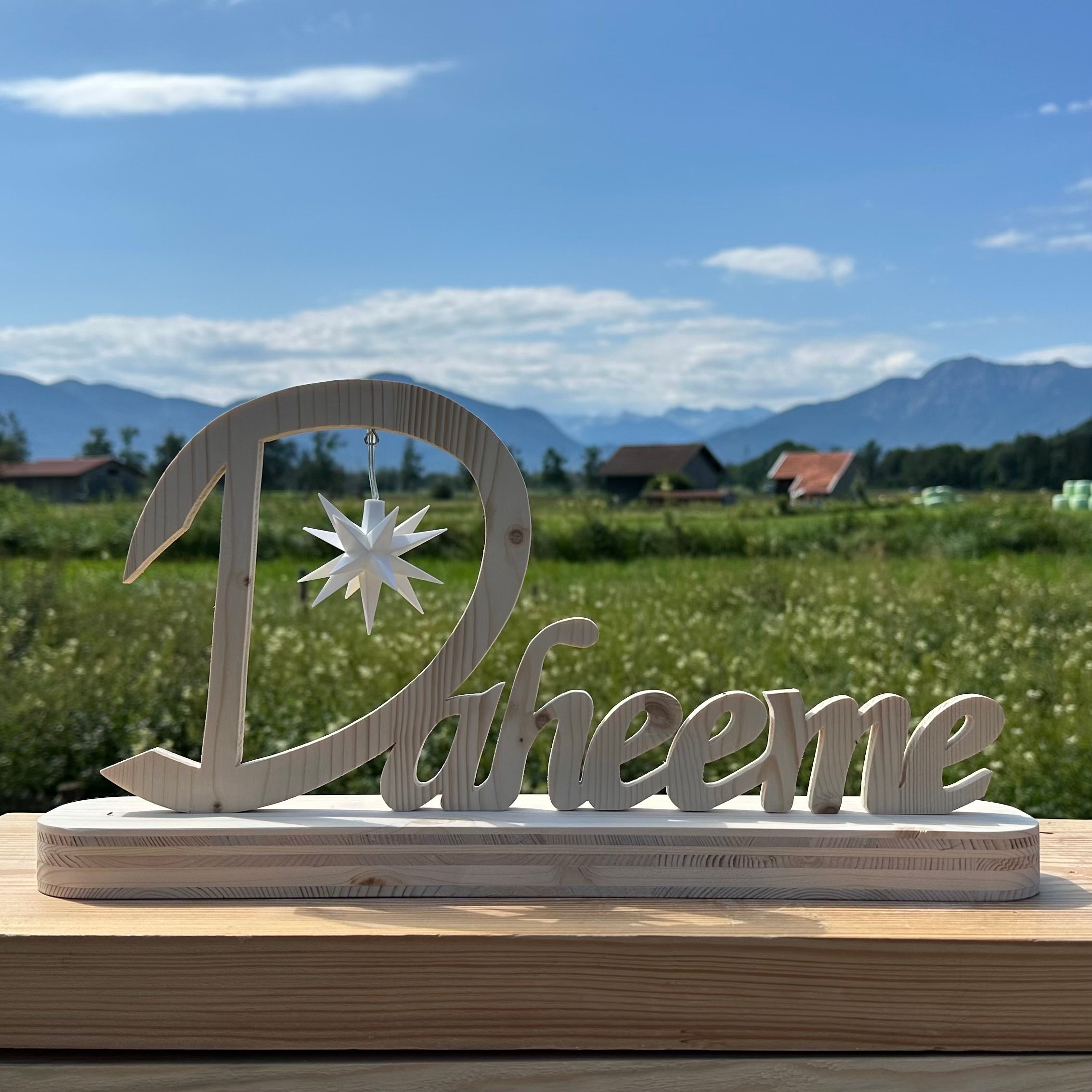 Schriftzug Daheeme – Sternhalter aus Holz
