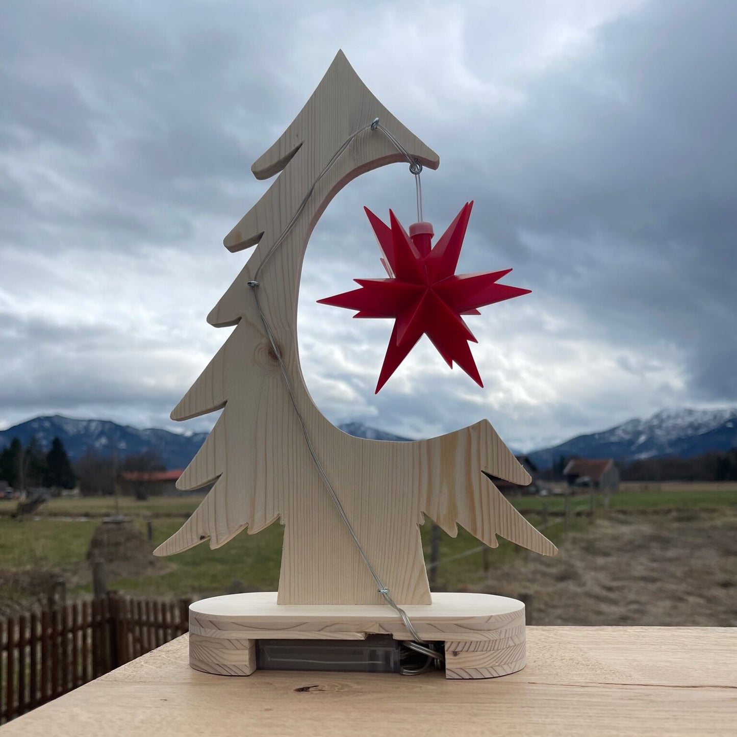 Holzbaum mit Vorbereitungen für Leuchtstern - Sterne in Holz