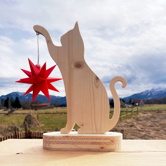 Holzkatze mit Vorbereitungen für Leuchtstern - Sterne in Holz